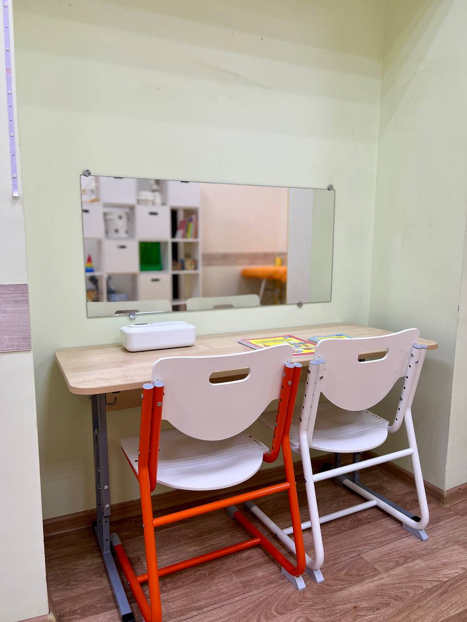 Рабочее место с зеркалом для артикуляционных упражнений